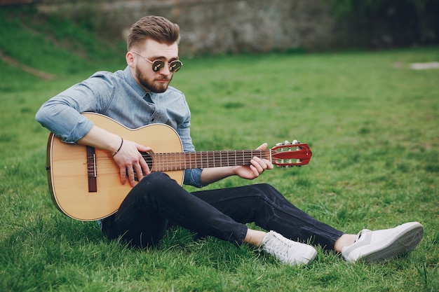 Junge mit einer gitarre