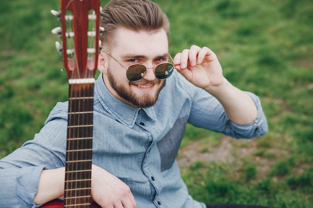 Junge mit einer Gitarre