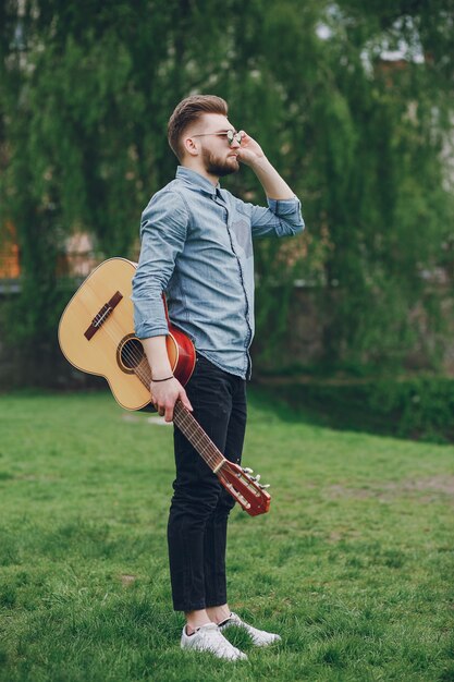 Junge mit einer Gitarre