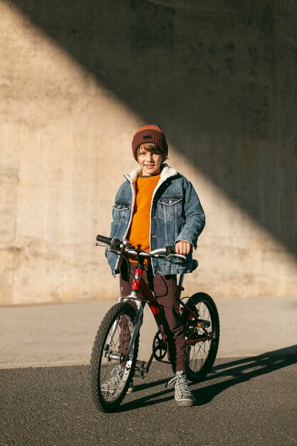 Junge mit seinem Fahrrad draußen in der Stadt