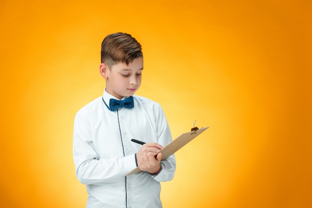 Junge mit Stift und Zwischenablage für Notizen