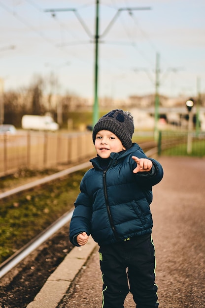 Junge mit Straßenbahnschienen