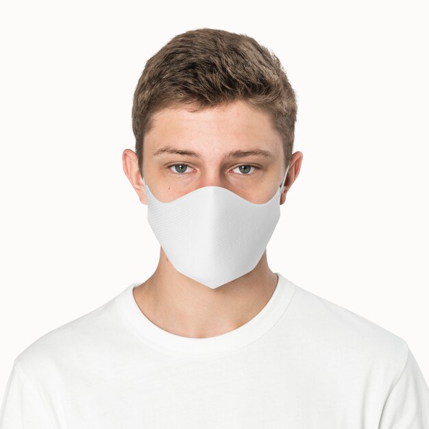 Junge mit weißer Gesichtsmaske das neue normale Modeshooting mit Designraum