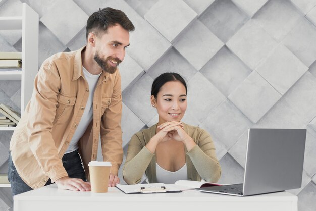 Junge Mitarbeiter, die bei der Arbeit zusammenarbeiten