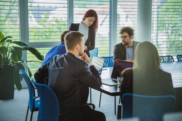 Kostenloses Foto junge mitarbeiter im konferenzsaal arbeiten