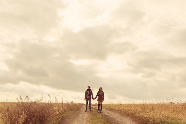 Junge moderne stilvolle Paare draußen. Romantische junge Paare in der Liebe draußen in der Landschaft