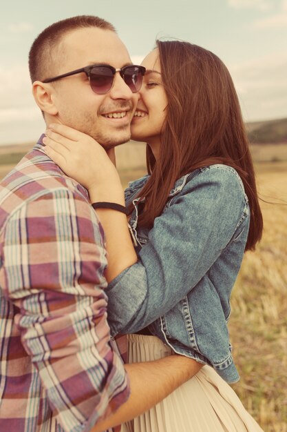 Junge moderne stilvolle Paare draußen. Romantische junge Paare in der Liebe draußen in der Landschaft