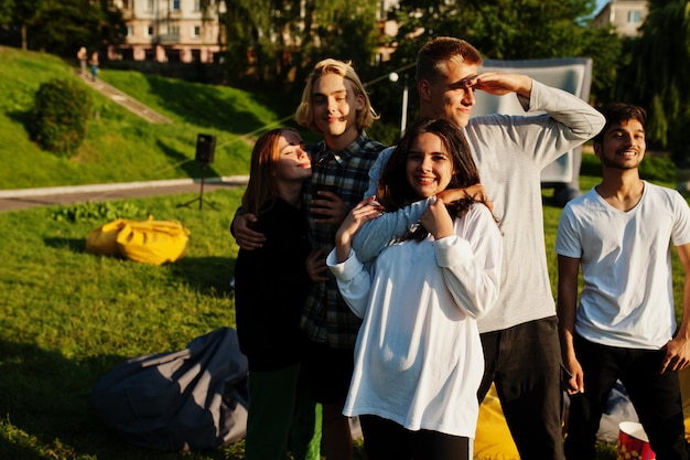 Junge multiethnische Gruppe von Menschen im Open-Air-Kino