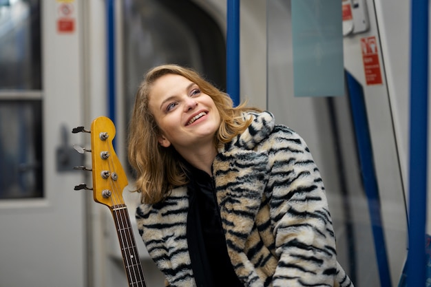 Kostenloses Foto junge musiker singen durch die stadt