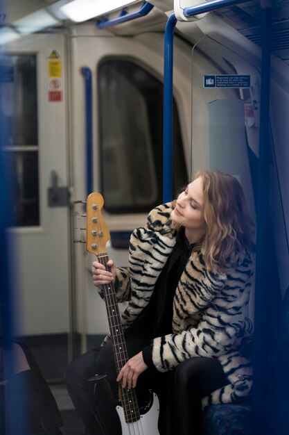 Junge Musiker singen durch die Stadt