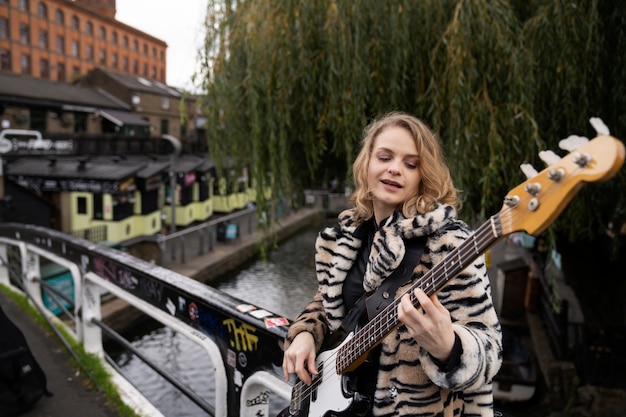 Kostenloses Foto junge musiker singen durch die stadt