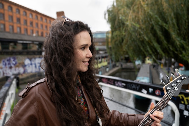 Kostenloses Foto junge musiker singen durch die stadt