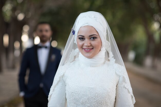 Junge muslimische Braut und Bräutigam Hochzeit