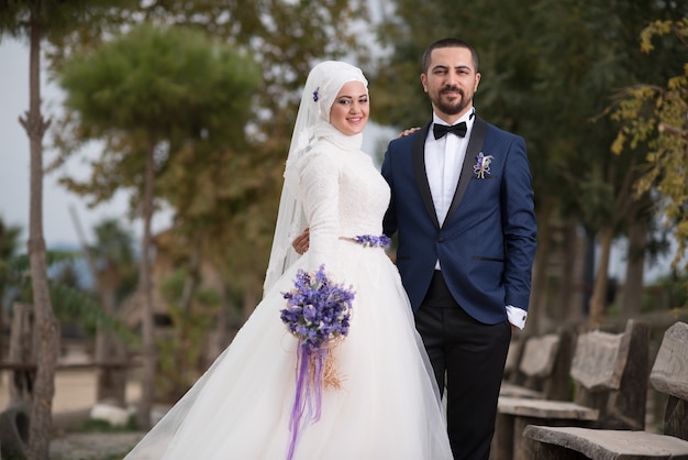 Junge muslimische Braut- und Bräutigamhochzeitsfotos