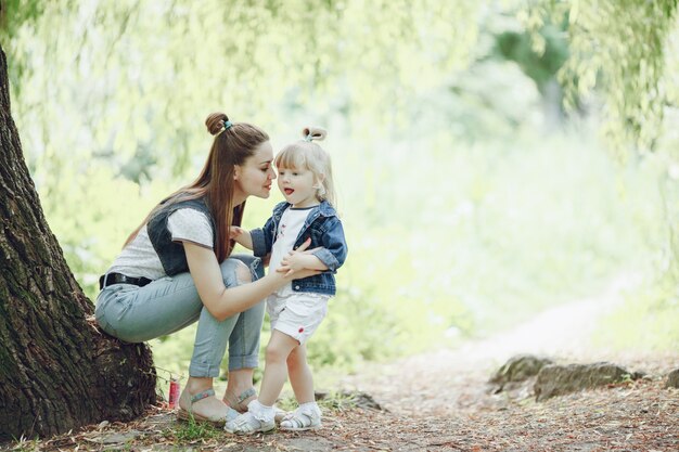 Junge Mutter, die Spaß mit ihrer Tochter im Freien