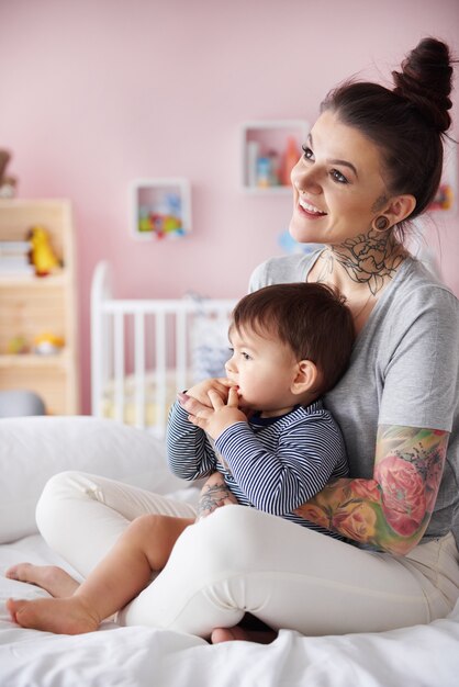 Junge Mutter entspannt sich mit kleinem Sohn