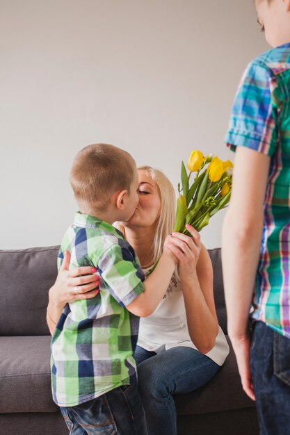 Junge Mutter küsst ihren Sohn