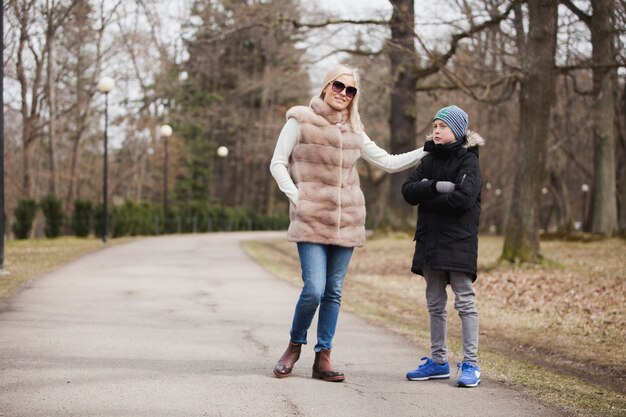 Junge Mutter mit ihrem Sohn im Park