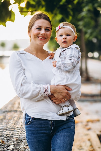 Kostenloses Foto junge mutter mit ihrer kleinen tochter in einem herbstpark