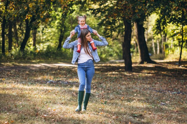 Junge Mutter mit ihrer kleinen Tochter in einem Herbstpark