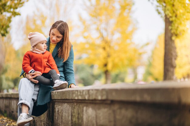 Junge Mutter mit ihrer kleinen Tochter in einem Herbstpark