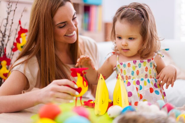 Junge Mutter spielt mit ihrem Baby in der Osterzeit