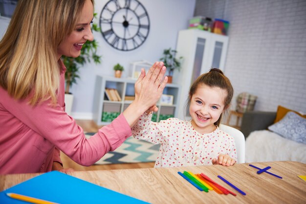 Junge Mutter unterrichtet Kind zu Hause