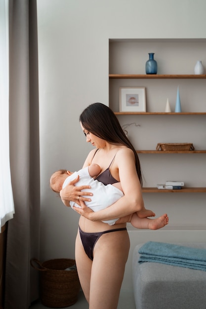 Kostenloses Foto junge mutter verbringt zeit mit baby
