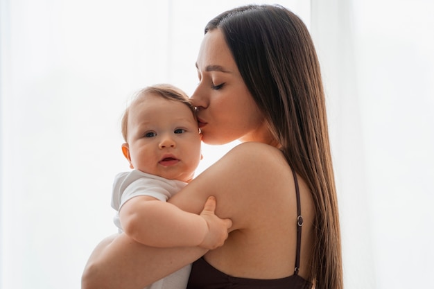 Kostenloses Foto junge mutter verbringt zeit mit baby