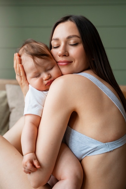 Kostenloses Foto junge mutter verbringt zeit mit baby