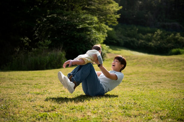 Junge Mutter verbringt Zeit mit ihrem Baby