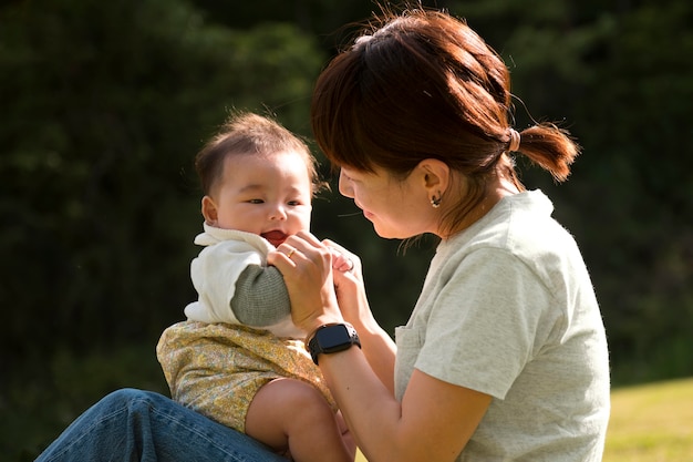 Junge Mutter verbringt Zeit mit ihrem Baby