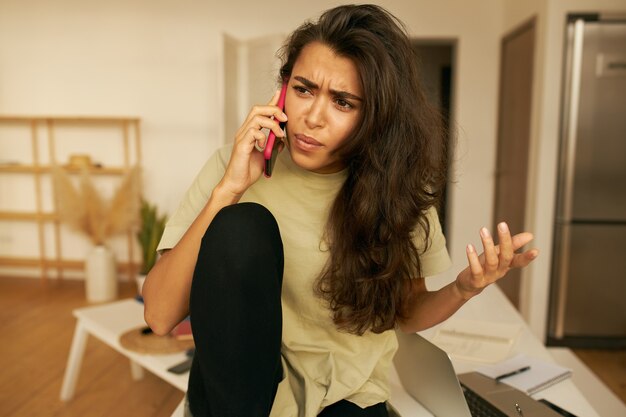 Junge niedliche Frau, die Innen aufwirft