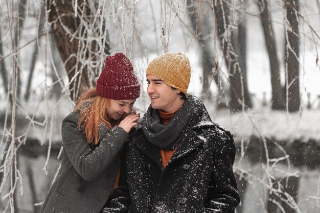 Junge Paare, die an den kalten Tagen des Winters glücklich sind