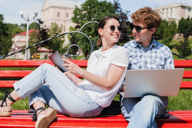 Junge Paare, die im Park sich betrachten