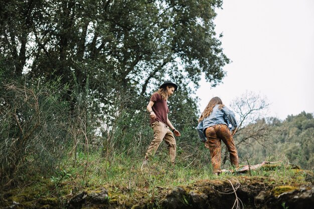 Junge Paare, die im Wald wandern