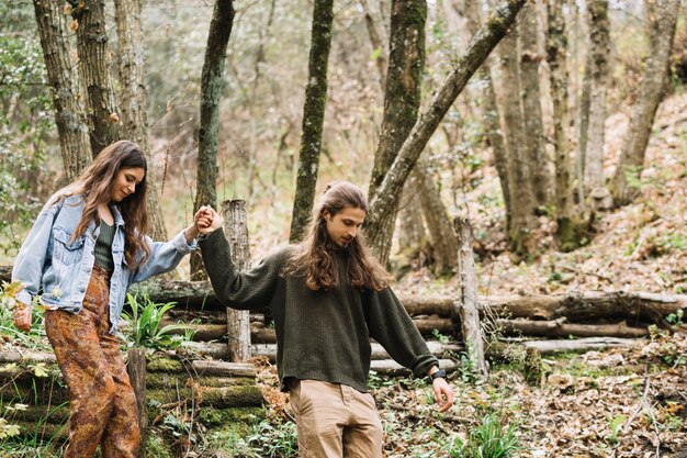 Junge Paare, die im Wald wandern