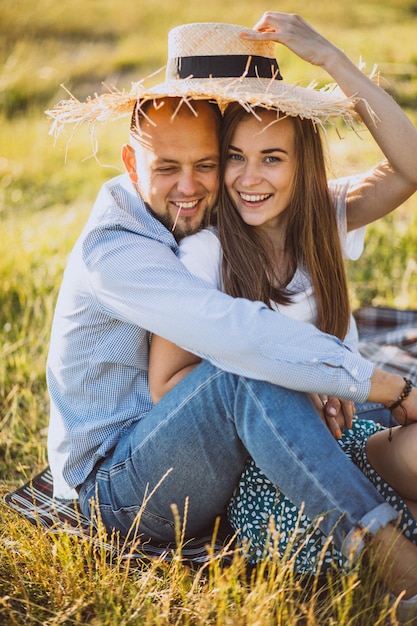 Kostenloses Foto junge paare, die picknick im park haben