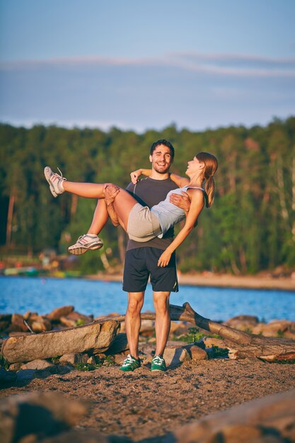 Kostenloses Foto junge paare, die spaß beim training