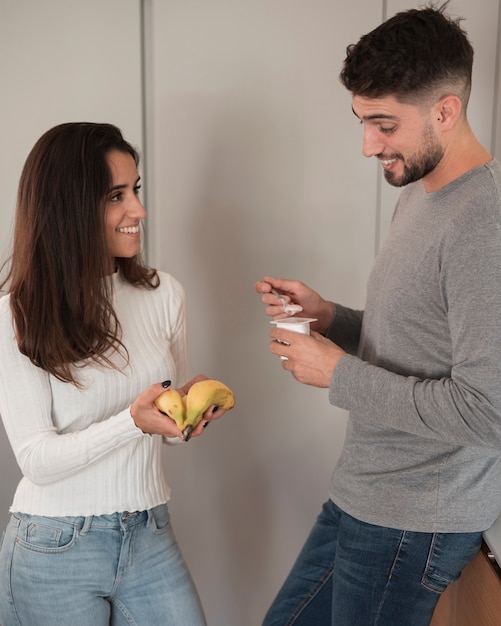 Kostenloses Foto junge paare, die zu hause frühstücken