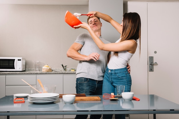 Kostenloses Foto junge paare, die zusammen in der küche kochen