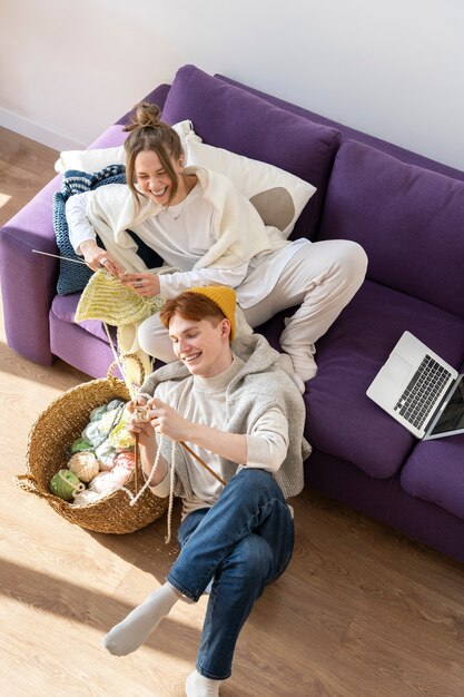 Kostenloses Foto junge paare, die zusammen stricken