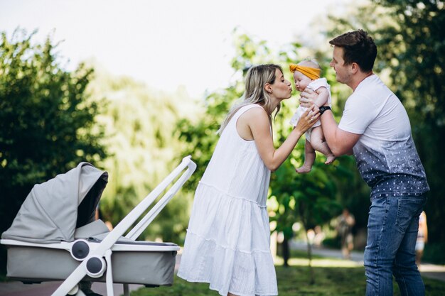 Junge Paare mit ihrer Babytochter im Park