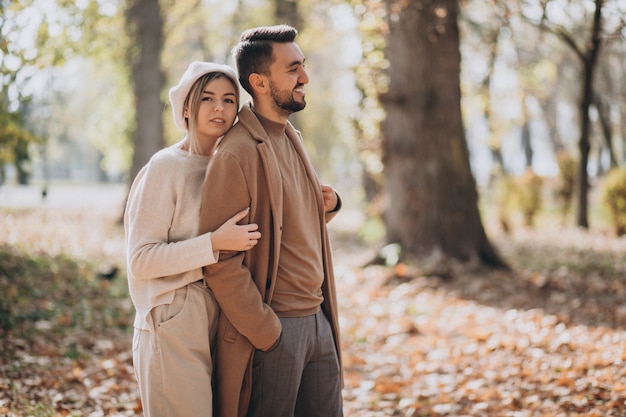 Junge Paare zusammen in einem Herbstpark