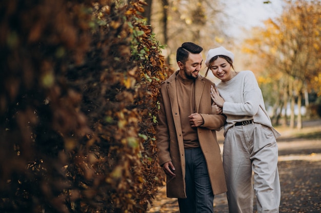 Junge Paare zusammen in einem Herbstpark