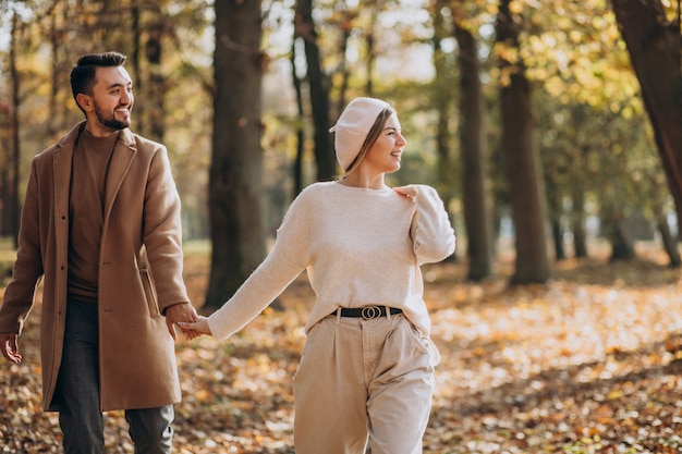 Junge Paare zusammen in einem Herbstpark