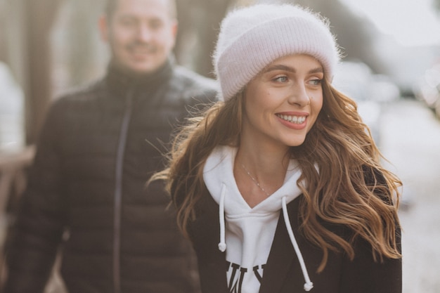 Kostenloses Foto junge paare zusammen in einer winterlichen straße an einem valentinstag