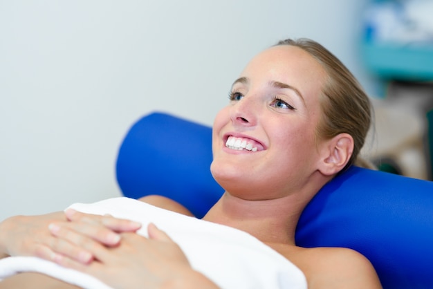 Junge Patientin auf dem Bett in einem Physiotherapie-Zentrum.