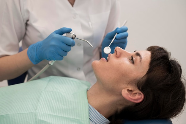 Kostenloses Foto junge patientin mit zahnbehandlung beim kieferorthopäden