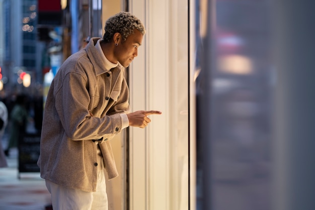 Kostenloses Foto junge person, die durch japan reist